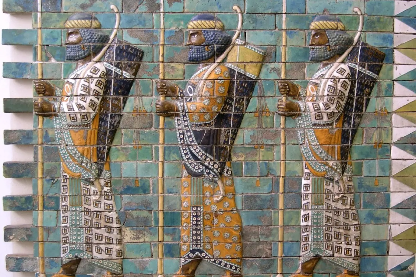 Vyobrazení "suzské stráže" z Dareiova paláce v Súse. Jejich oděv odpovídá popisu Nesmrtelných u antických autorů.
