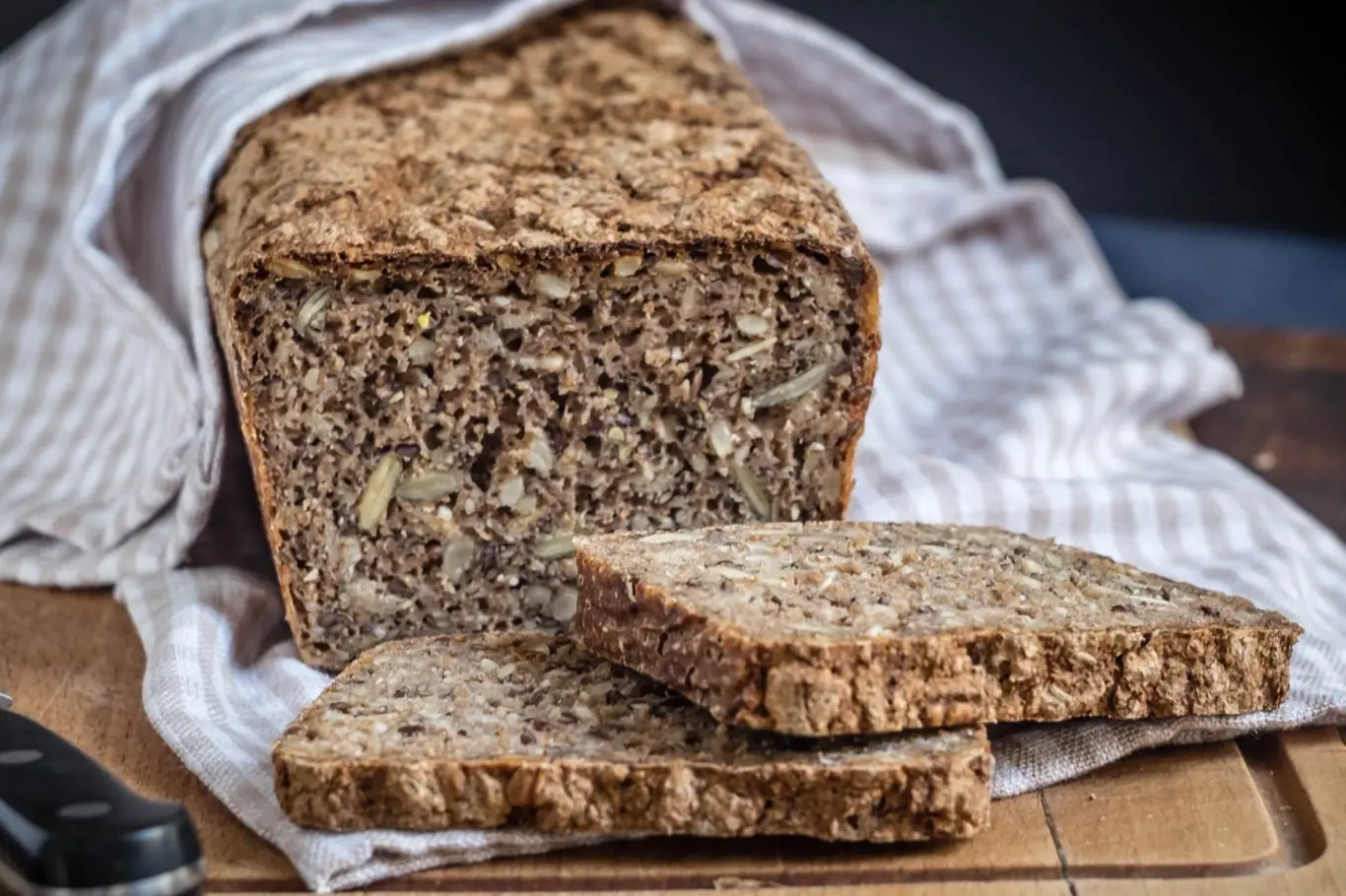 Upečte si skvělý domácí chléb, který obsahuje vlákninou nabitá lněná a dýňová semínka.