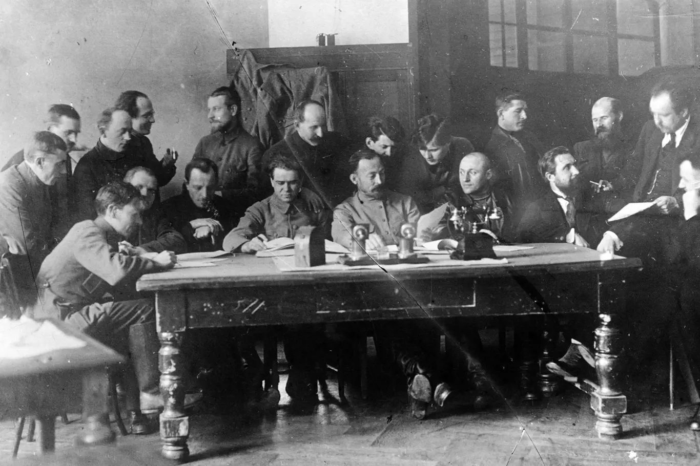 Felix Dzeržinskij na setkání mezi ostatními členy prezidia Čeky, 1919.