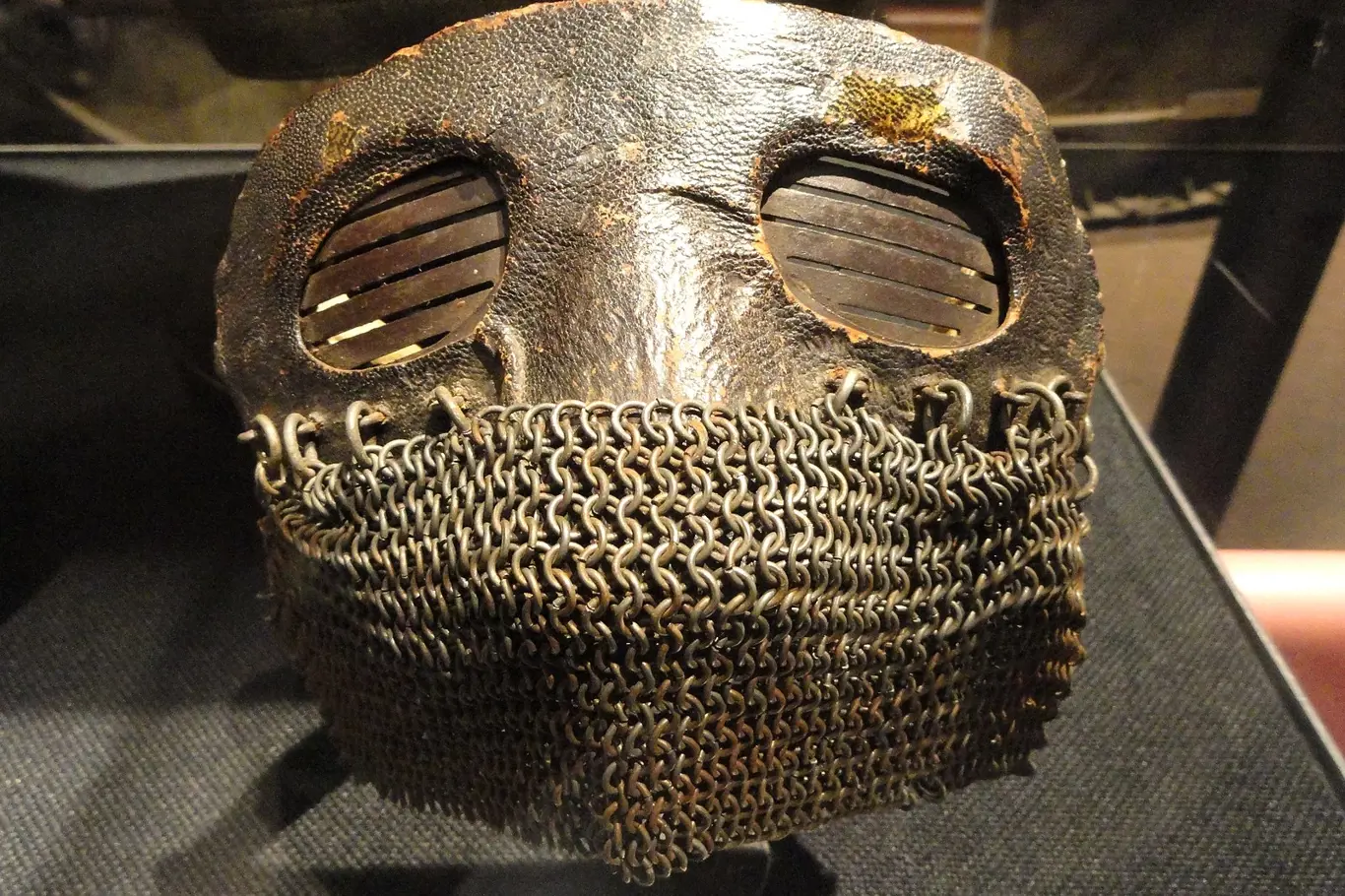 Poznáte, kdy byla vyrobena tato maska?