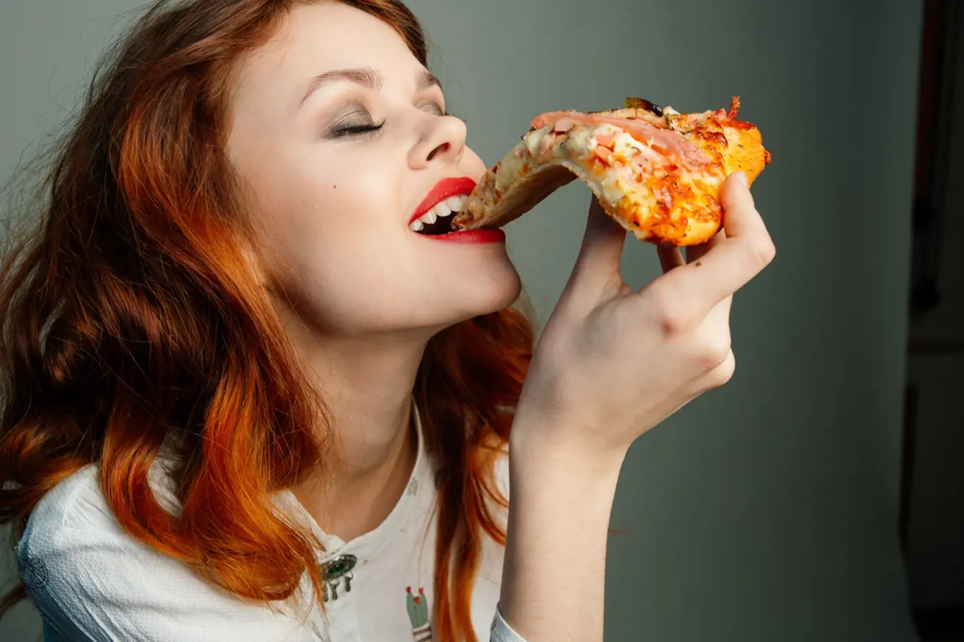 Žena, která jí pizzu