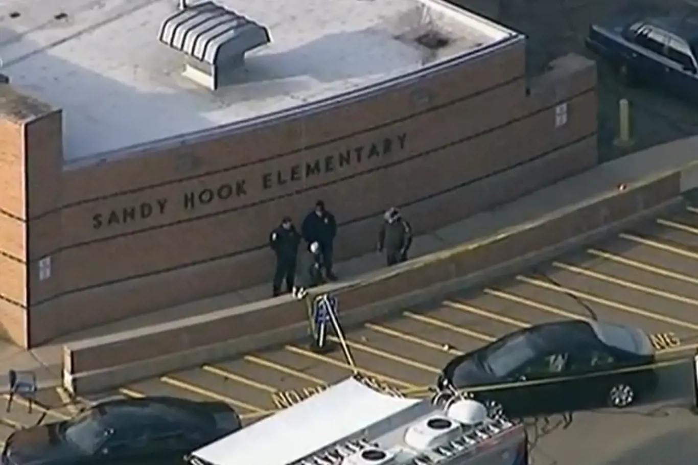 Symbolem škodlivosti konspiračních teorií se stal v USA masakr na škole v Sandy Hook. Oběti střelby byly obviňovány, že svou roli jen hrály. K masakru došlo 14. prosince 2012, na snímku příjezd policistů ke škole