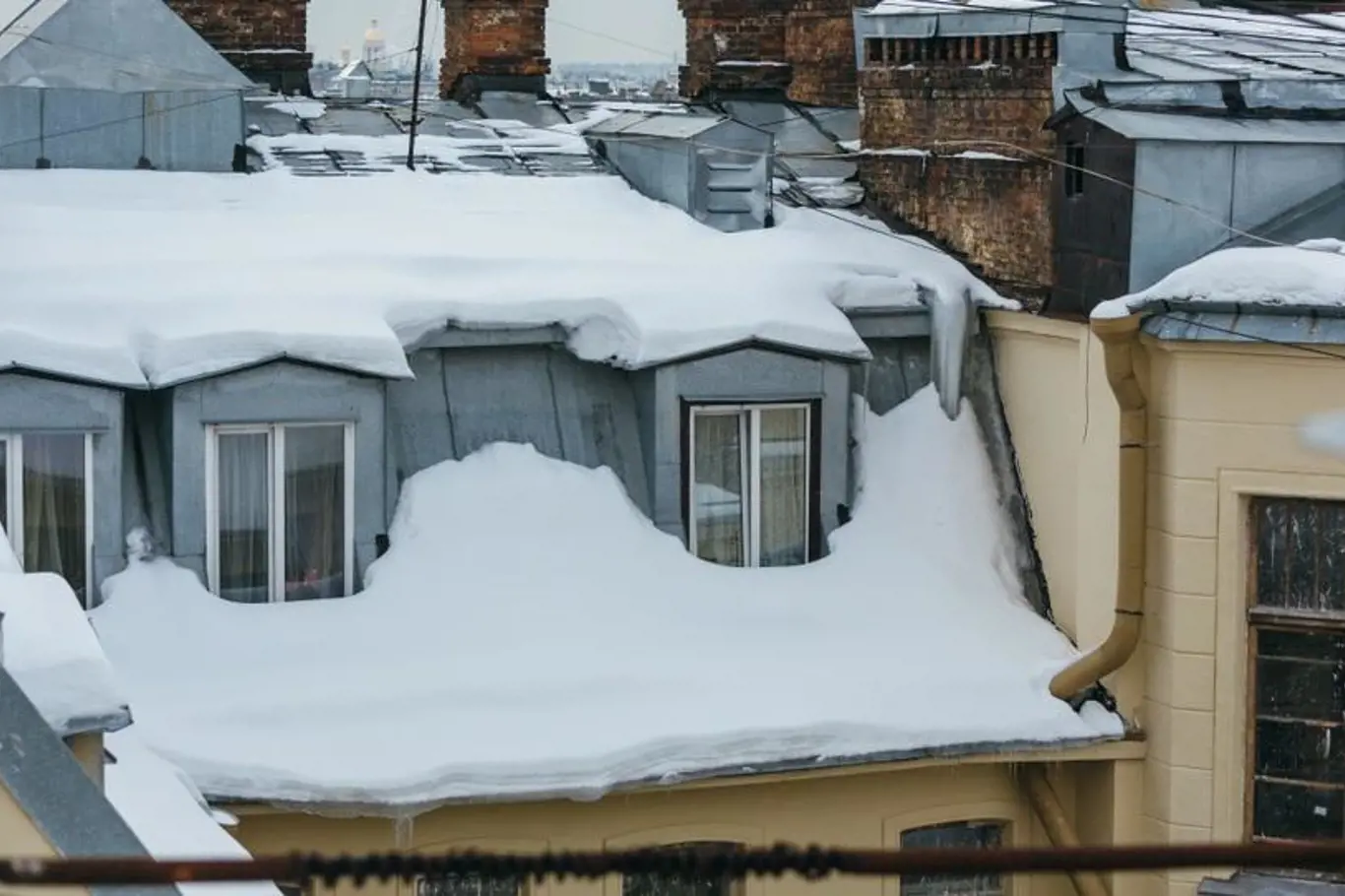 Sněhová pokrývka střechy