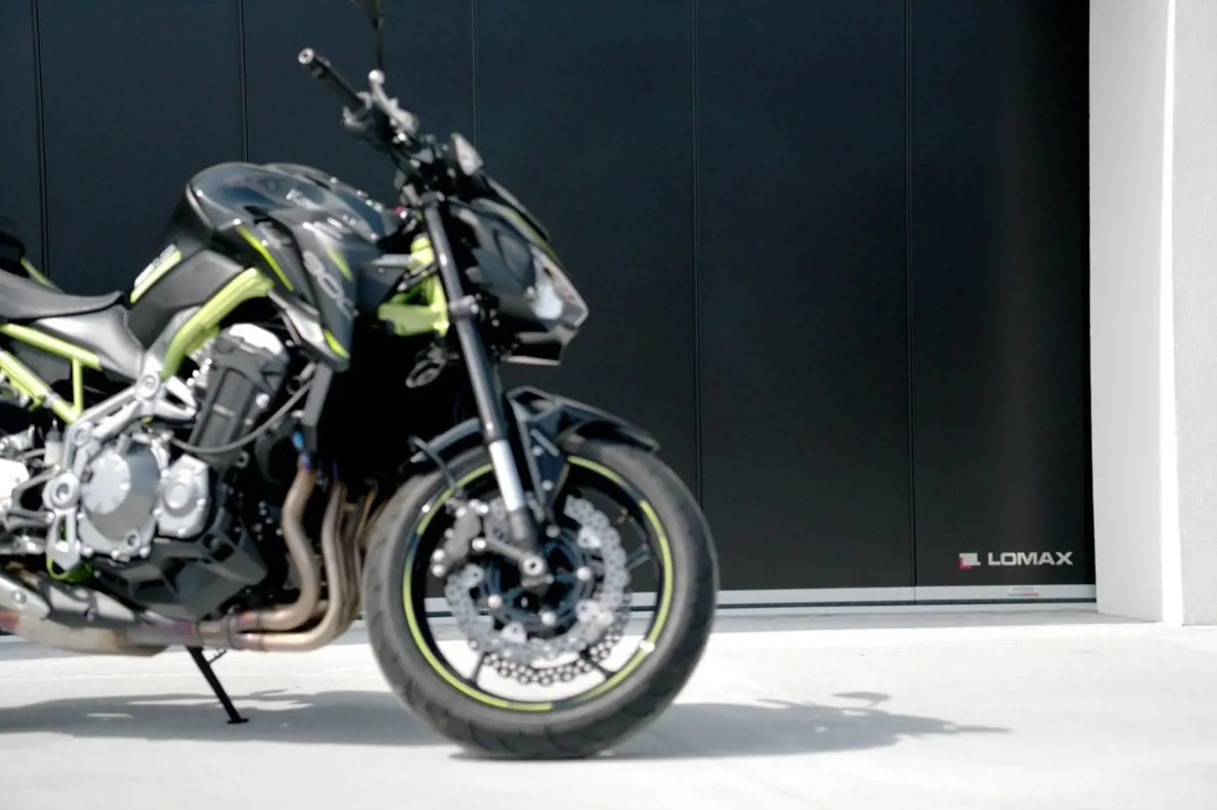 Garážová vrata LOMAX představují maximální komfort pro motorkáře.