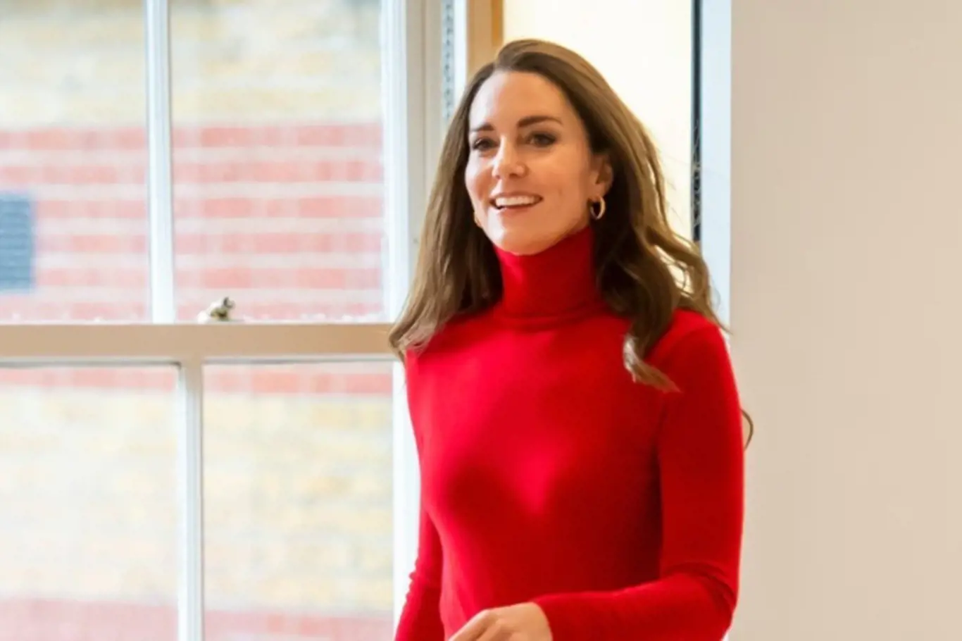 Kate Middleton zářila v červeném modelu.