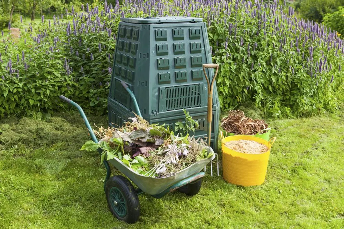 Ať už koupený nebo doma vyrobený kompostér je skvělým pomocníkem na vaší zahradě.