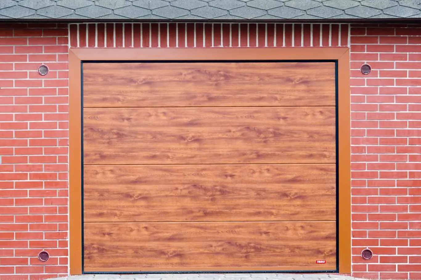 Trido Evo typicky před stavebním otvorem (lícuje s přední stěnou garáže)