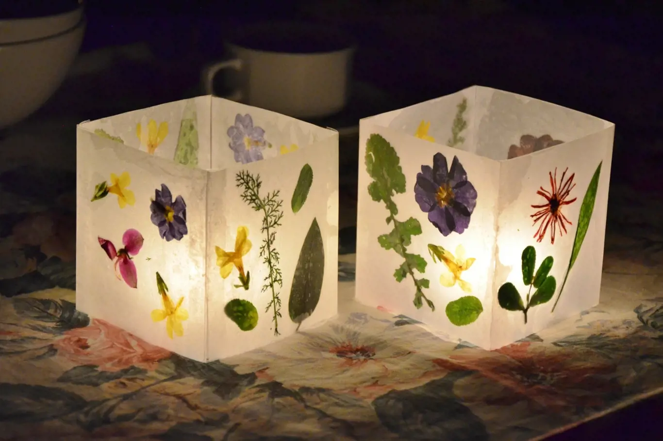 Po rozsvícení vytvoří květinové lampičky kouzelnou atmosféru