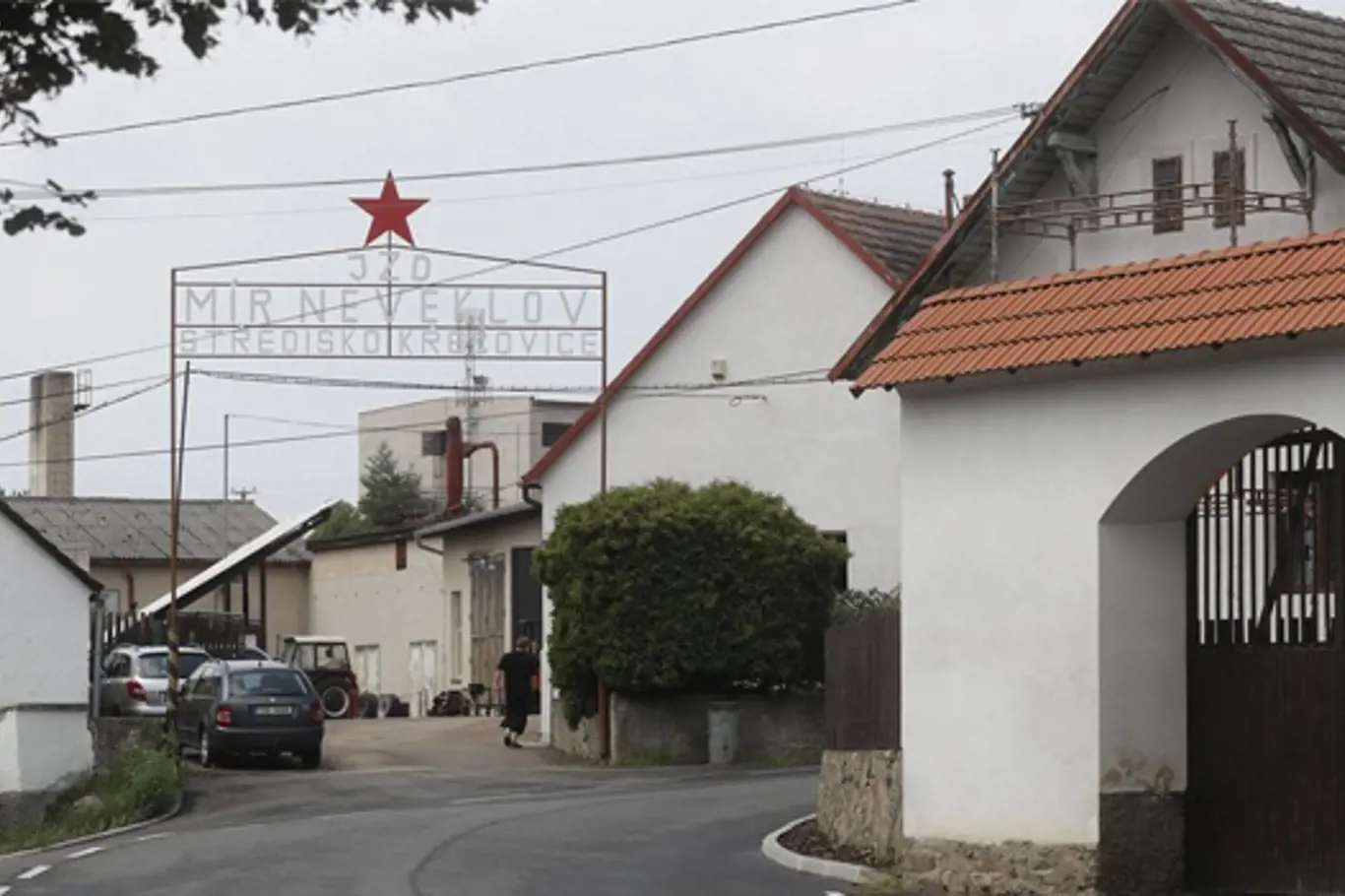 V Křečovicích stále stojí ikonická brána místního JZD