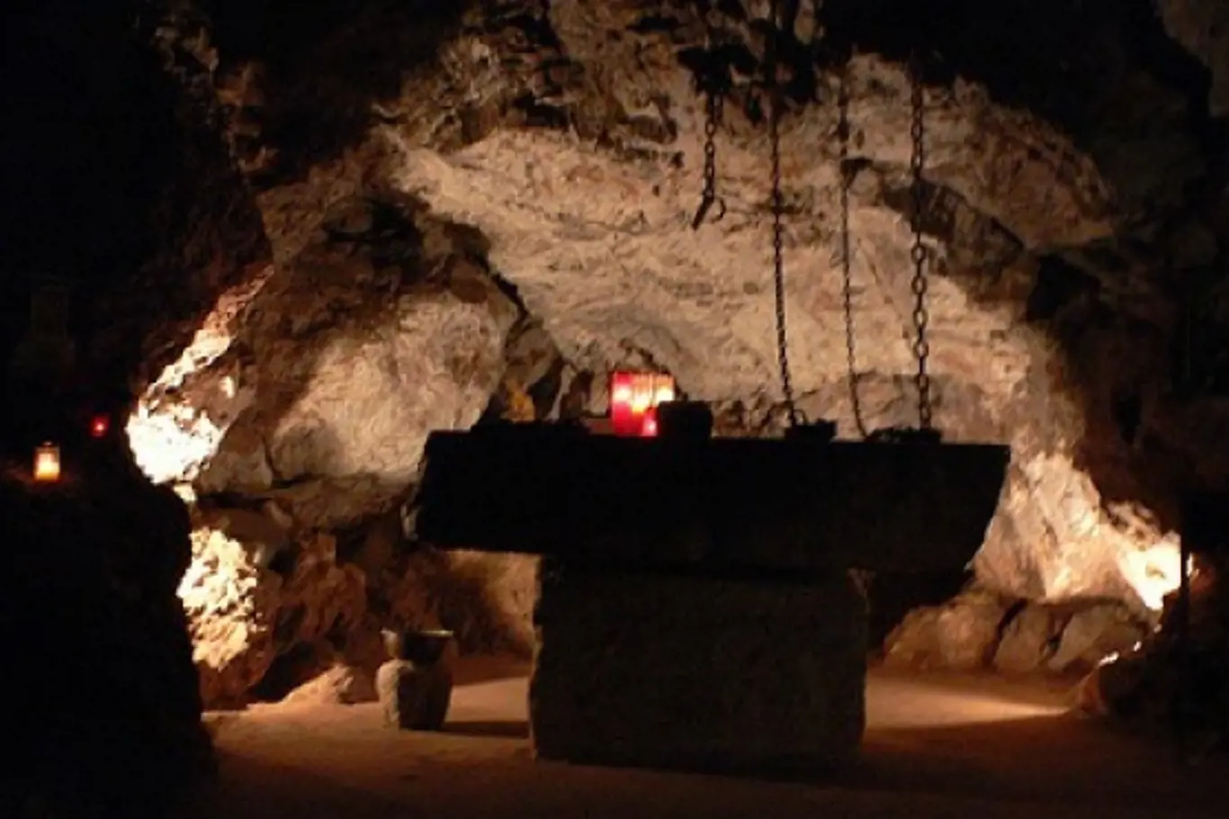 V Jeskyni šílenství zavírali do okovů duševně choré