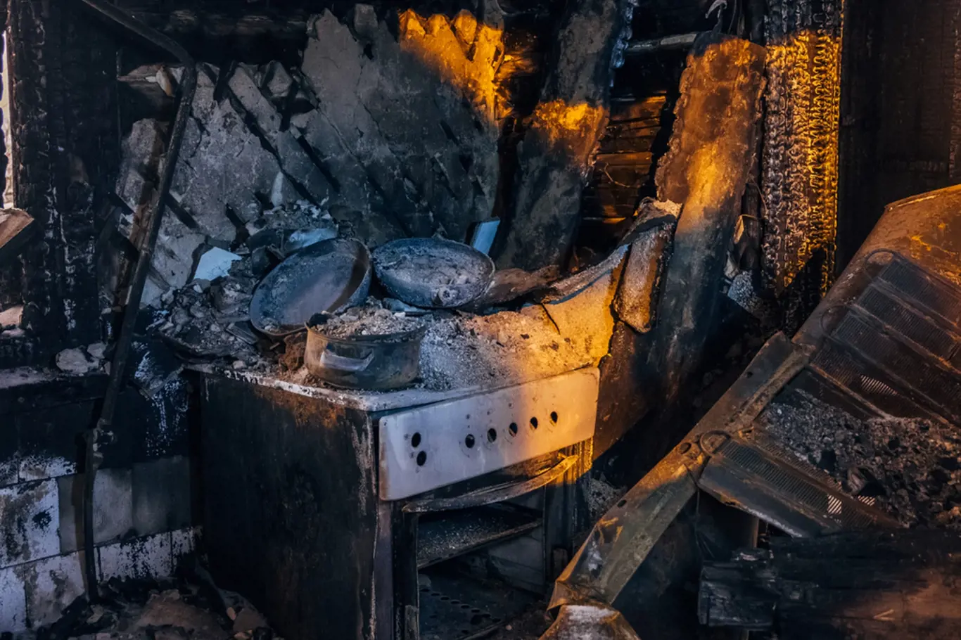 Vyhořelá kuchyň se zbytky sporáku, ilustrační obrázek