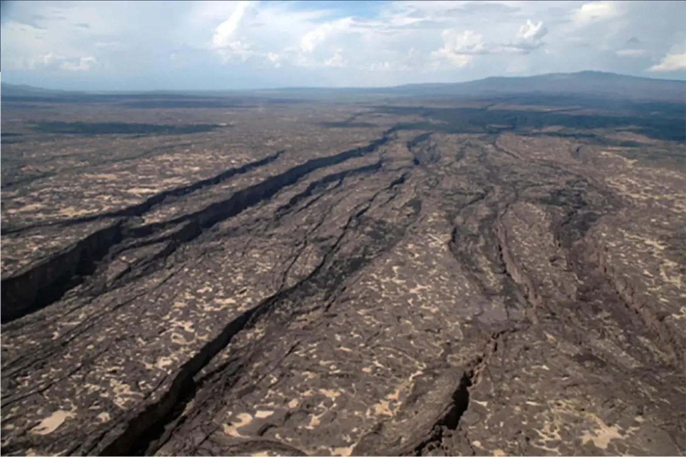 V roce 2005 se v etiopské poušti otevřela 35 kilometrů dlouhá trhlina, která vznikla v důsledku pomalého rozestupování tektonických desek.