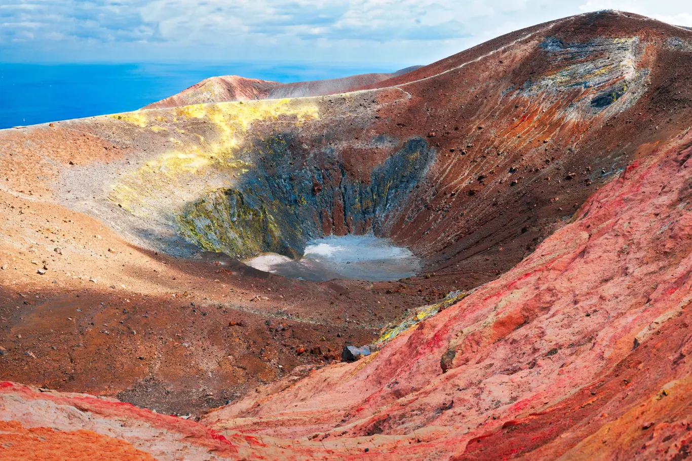 Kráter na ostrově Vulcano je přístupný i pro méně zdatného turistu