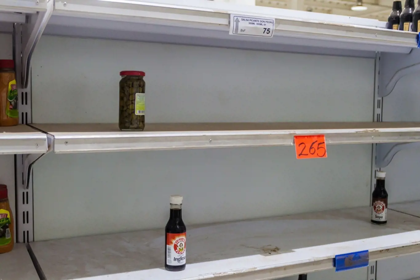 Prázdné regály ve venezuelských obchodech