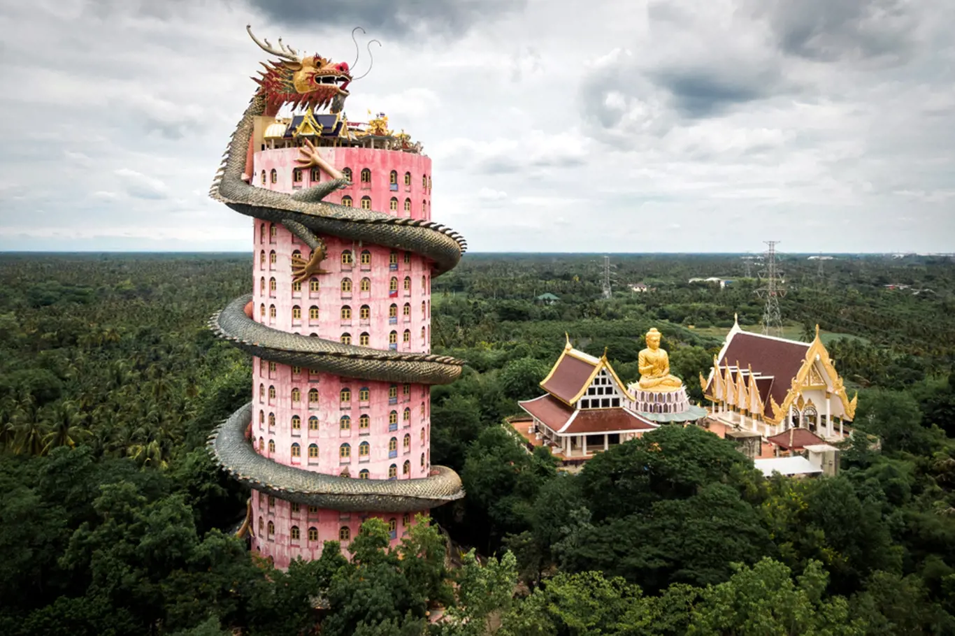 Klášter Wat v městské části Sam Phran v provincii Nakhon Pathom nedaleko Bangkok, Thailand. 