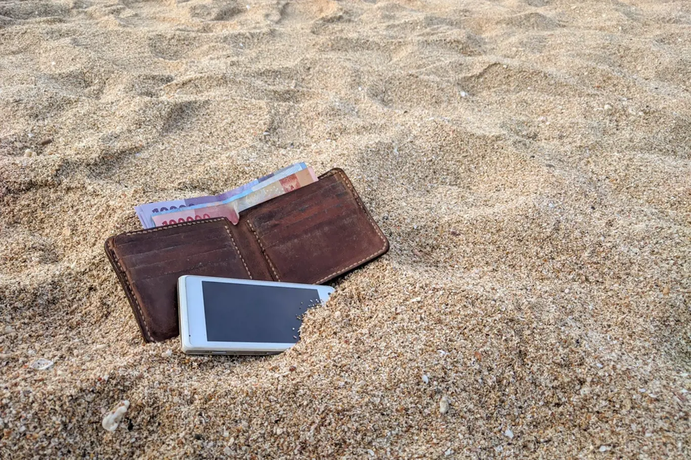 mobil peněženka pláž