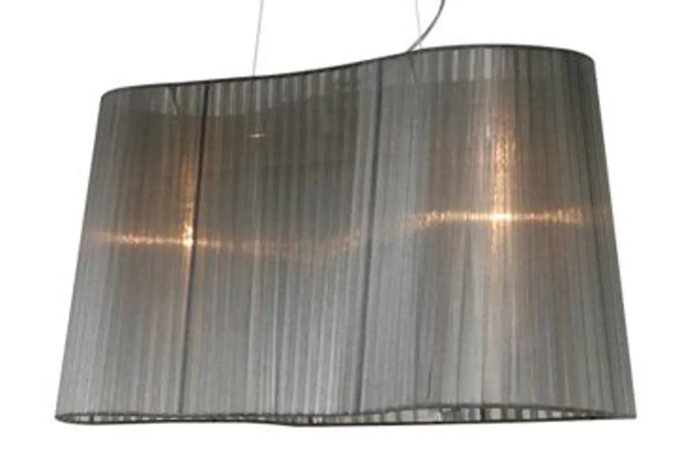 K luxusní tapetě s metalickými efekty se ideálně hodí svítidlo Domo II s textilním širmem od Rendl Light Studia (cena 4800 Kč)