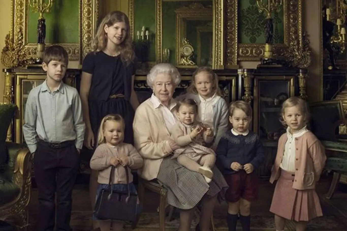 Pětadevadesátiletá královna má 12 pravnoučat, jen loni se narodili čtyři další. Na pět let starém snímku od proslulé fotografky Anne Leibovitz byla nejmladším vnoučetem princezna Charlotte (na královnině klíně), dcera prince Williama a vévodkyně Catherine
