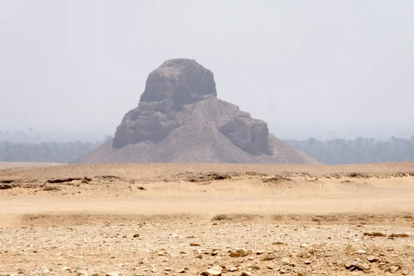 Černá pyramida v Gíze je čtvrtou pyramidou.