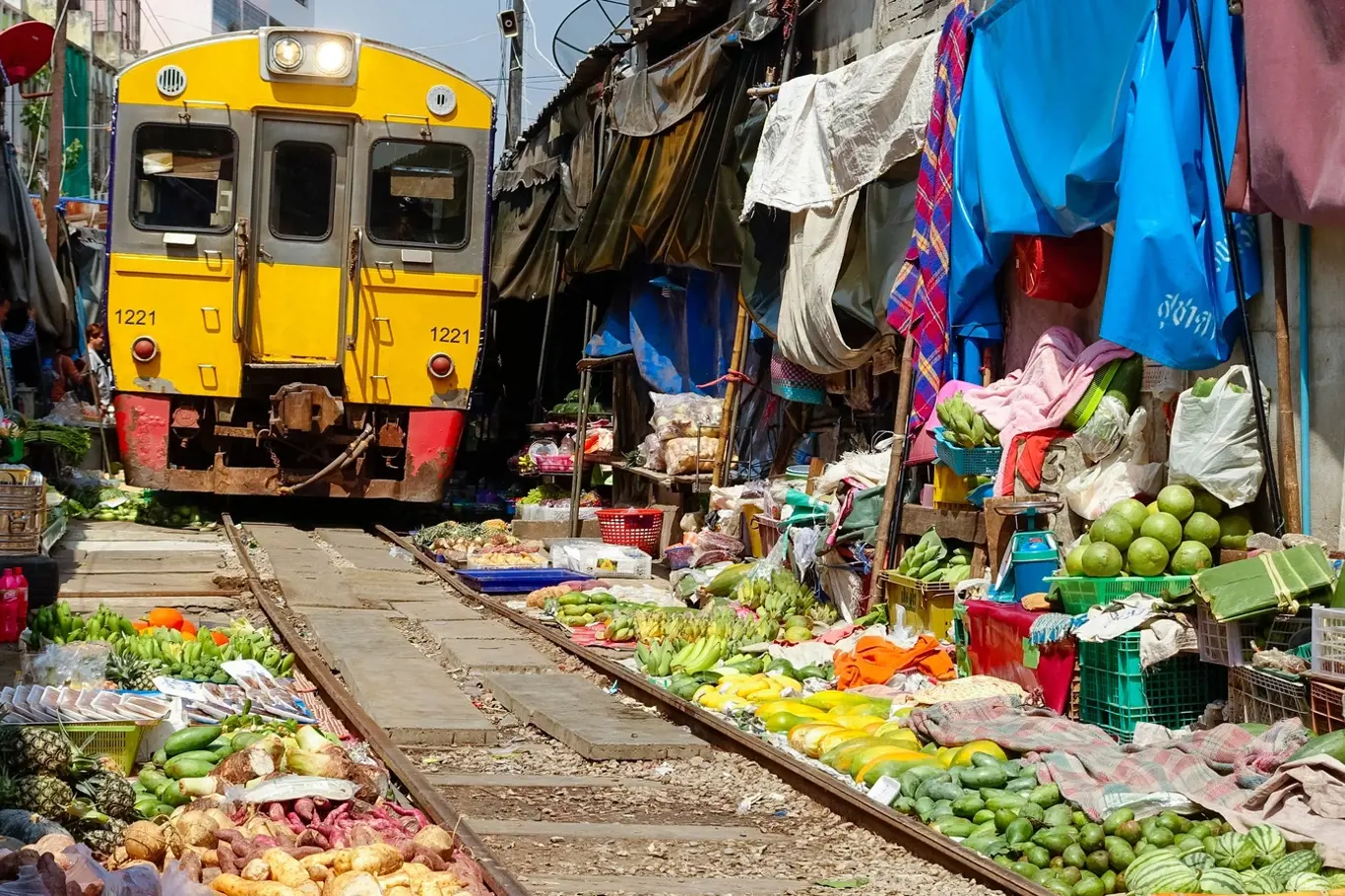 80 km jihozápadně od centra Bankoku se nachází trh Maeklong