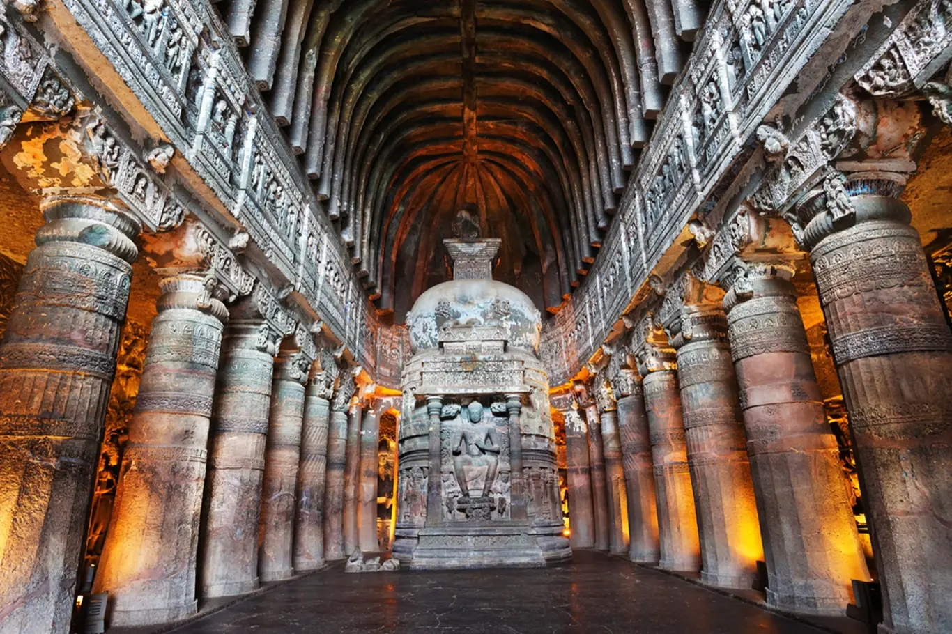 Jeskyně Ajanta v Indii se sochami Buddhy