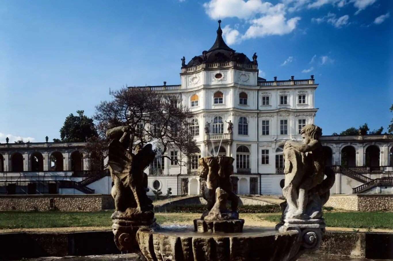 <p>Jedním z nejkrásnějších zámků v severních Čechách jsou Ploskovice</p>
