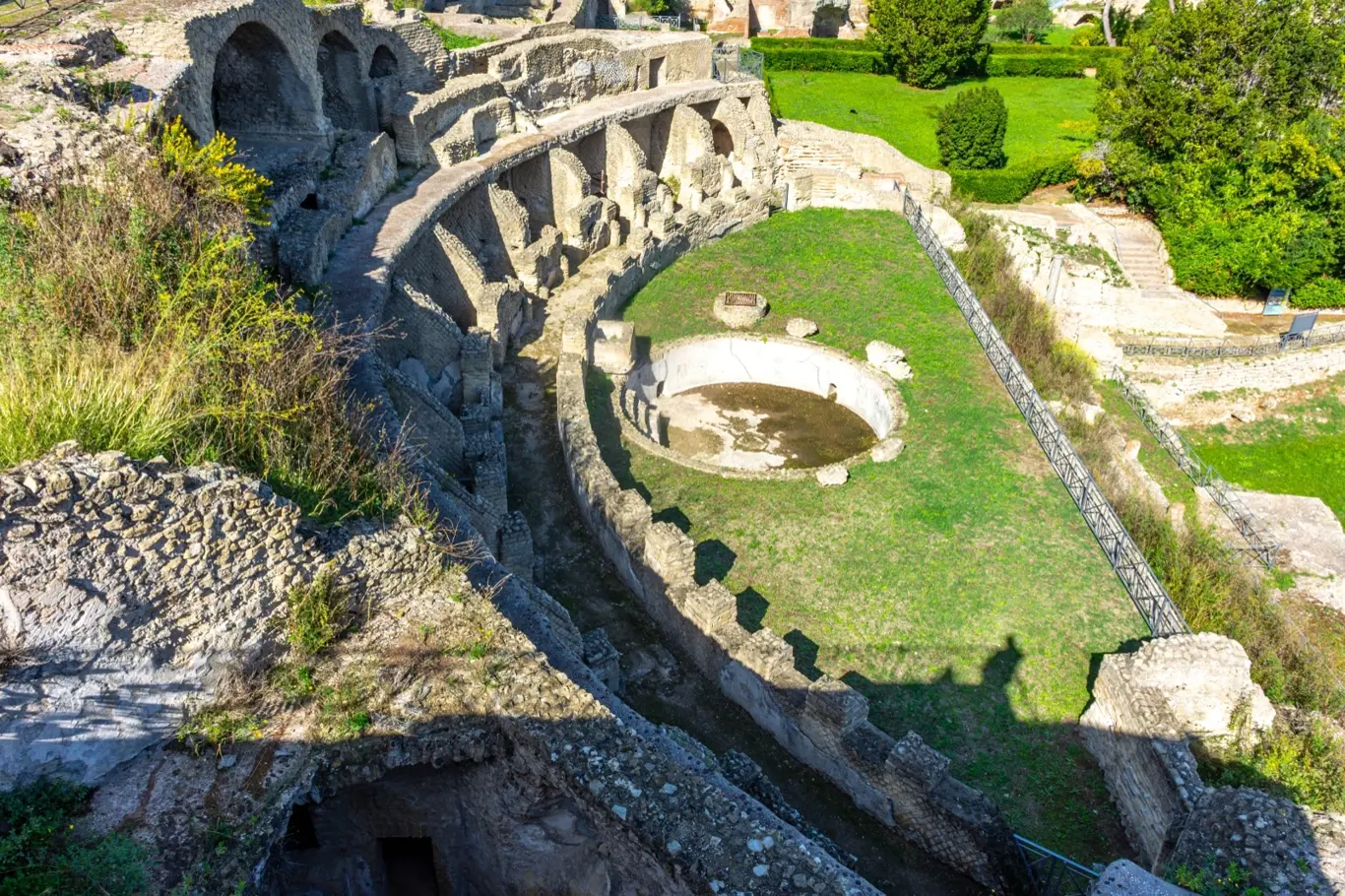 Itálie, Neapol, Baia, pohled a podrobnosti o archeologickém areálu specializovaném na lázeňské procedury starých Římanů.