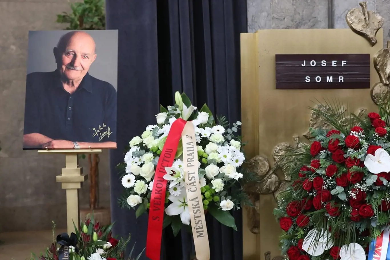 V pražských Strašnicích proběhlo poslední rozloučení s Josefem Somrem. 