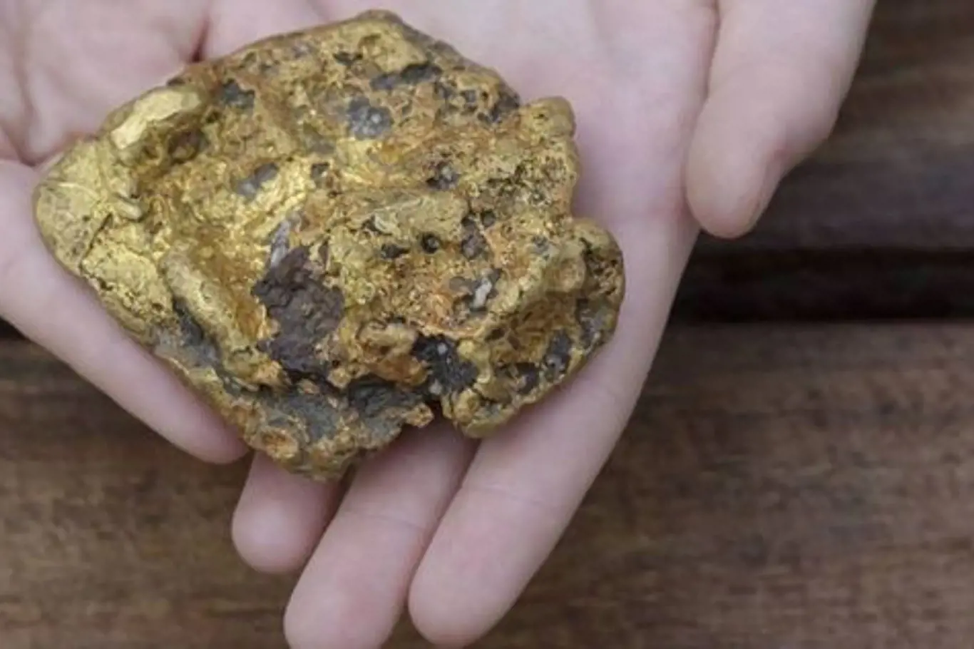 Amatérský detektorář objevil zlato za miliony korun.
