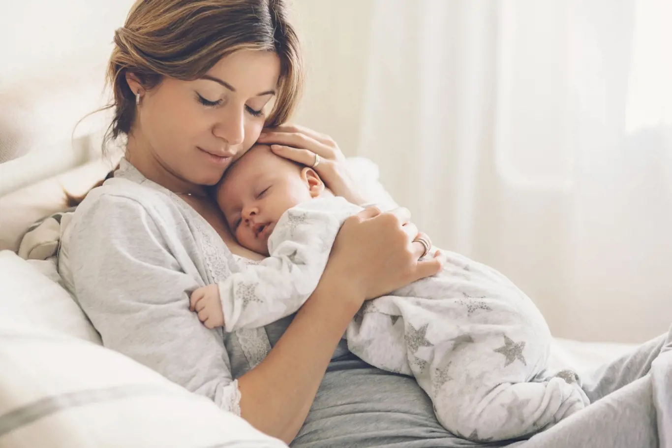 Zájem o náhradní mateřství pomalu stoupá ve světě i u nás