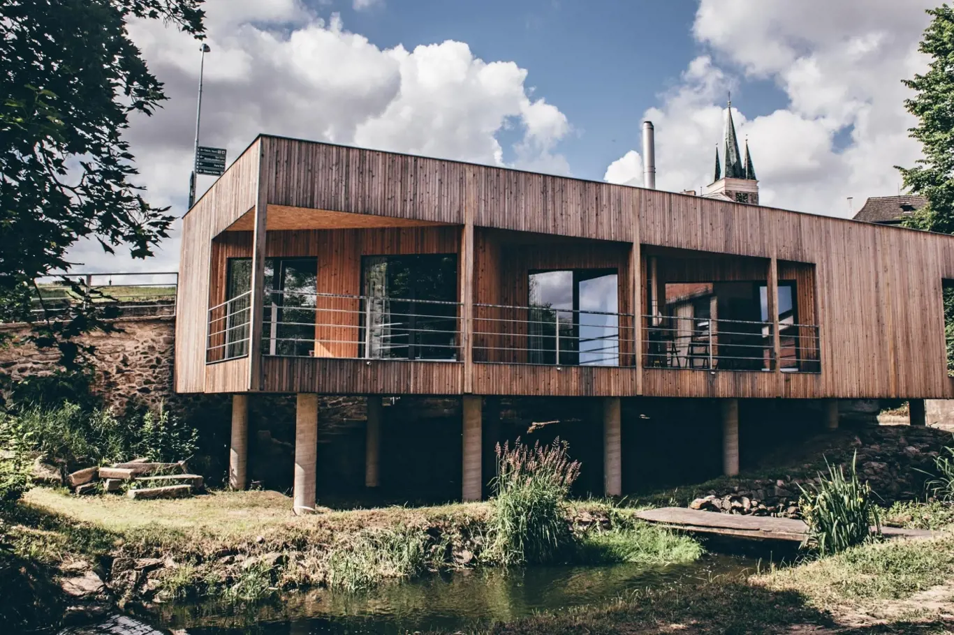 Jeden z finalistů: moderní dům nad vodopádem v Telči postavený na nevyužívaném pozemku pod hrází rybníka