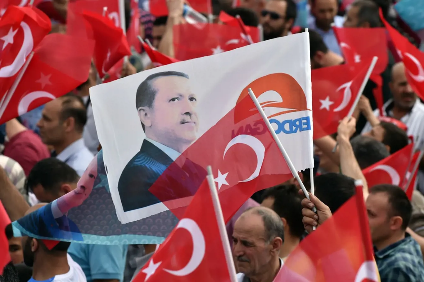 Prezident Recep Tayyip Erdoğan je u moci od roku 2003 a v Turecku se těší velké podpoře.