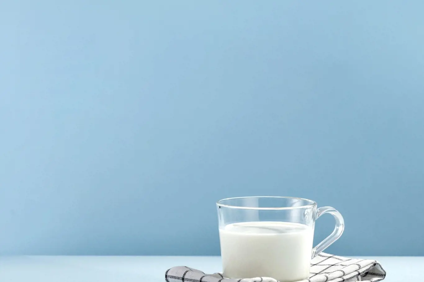 Kouzlo zrychleného záběru: Dokážete si představit, jak vysychá mléko?