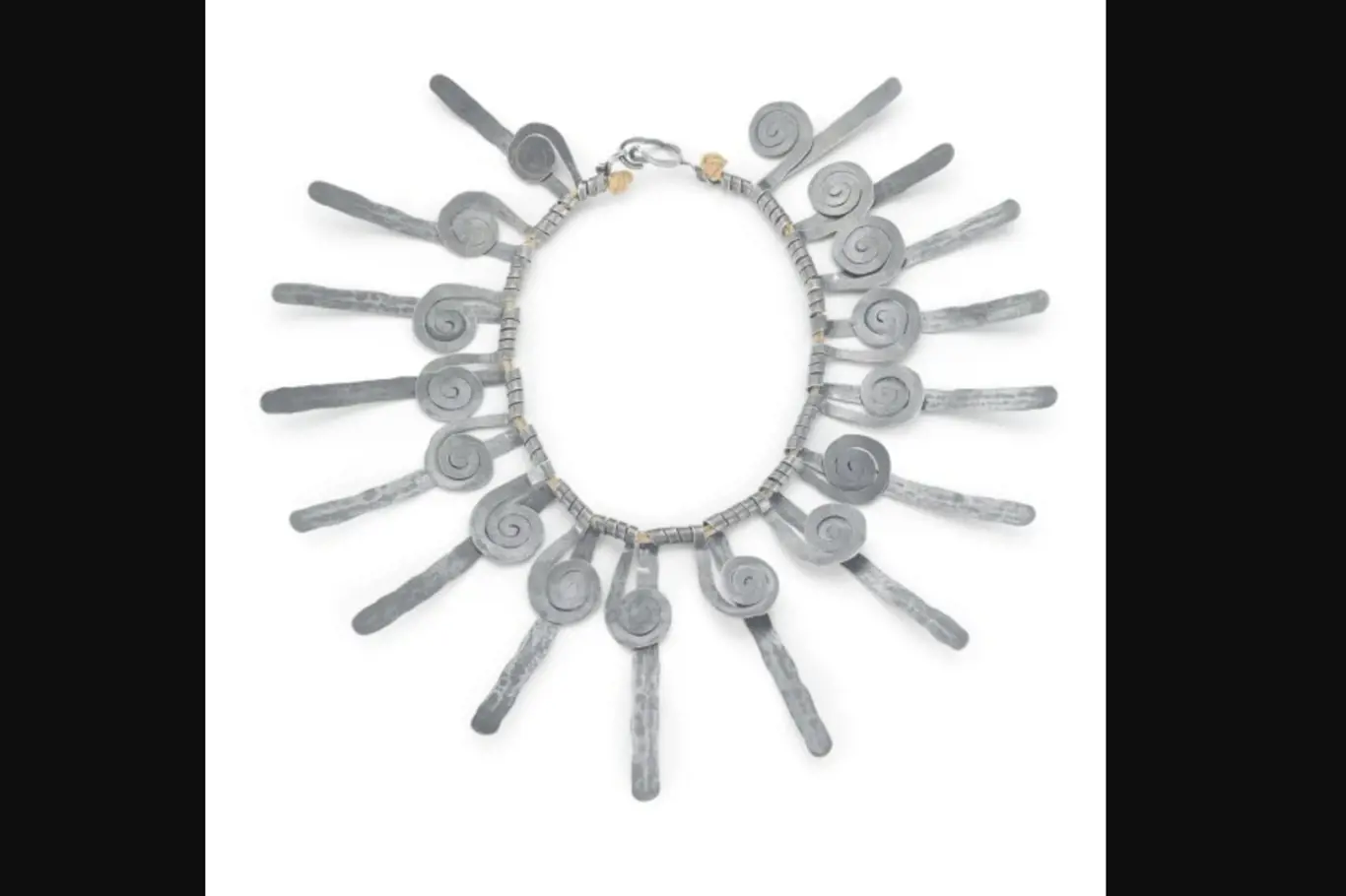 Na začátku roku 2000 žena jménem Norma Ifillová na bleším trhu koupila zdánlivě obyčejný náhrdelník s kmenovou estetikou za pouhých 15 dolarů. Ukázalo se, že má nesmírnou cenu
