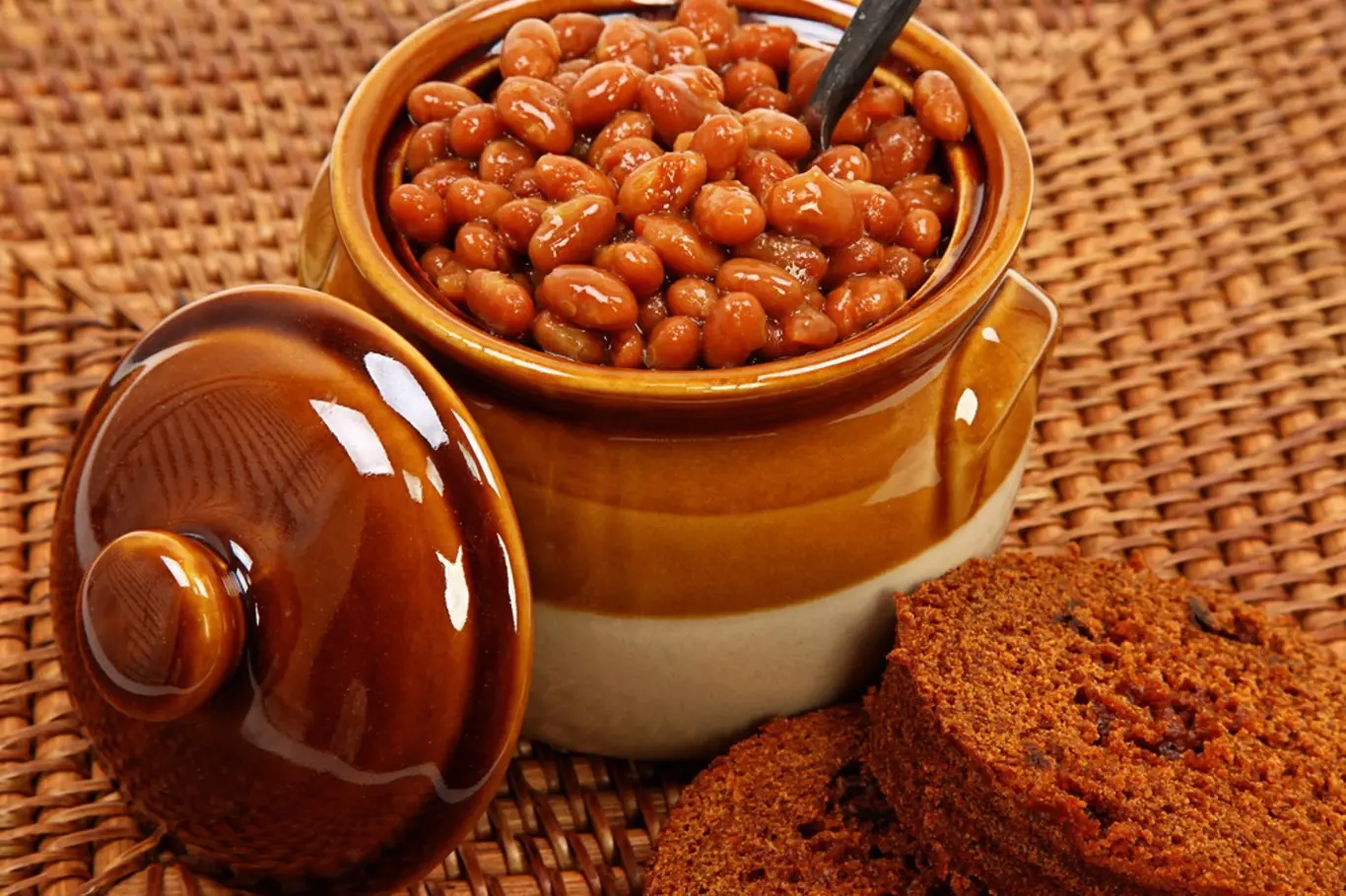 Bostonské fazole se tradičně Tradičně se jedí s tmavým chlebem.
