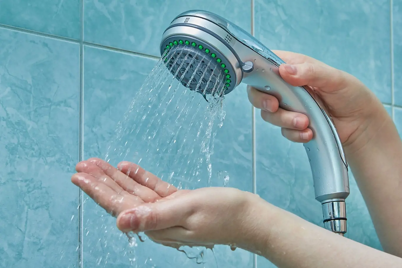 Sprchovou hlavici vyčistíte jednoduše i colou.