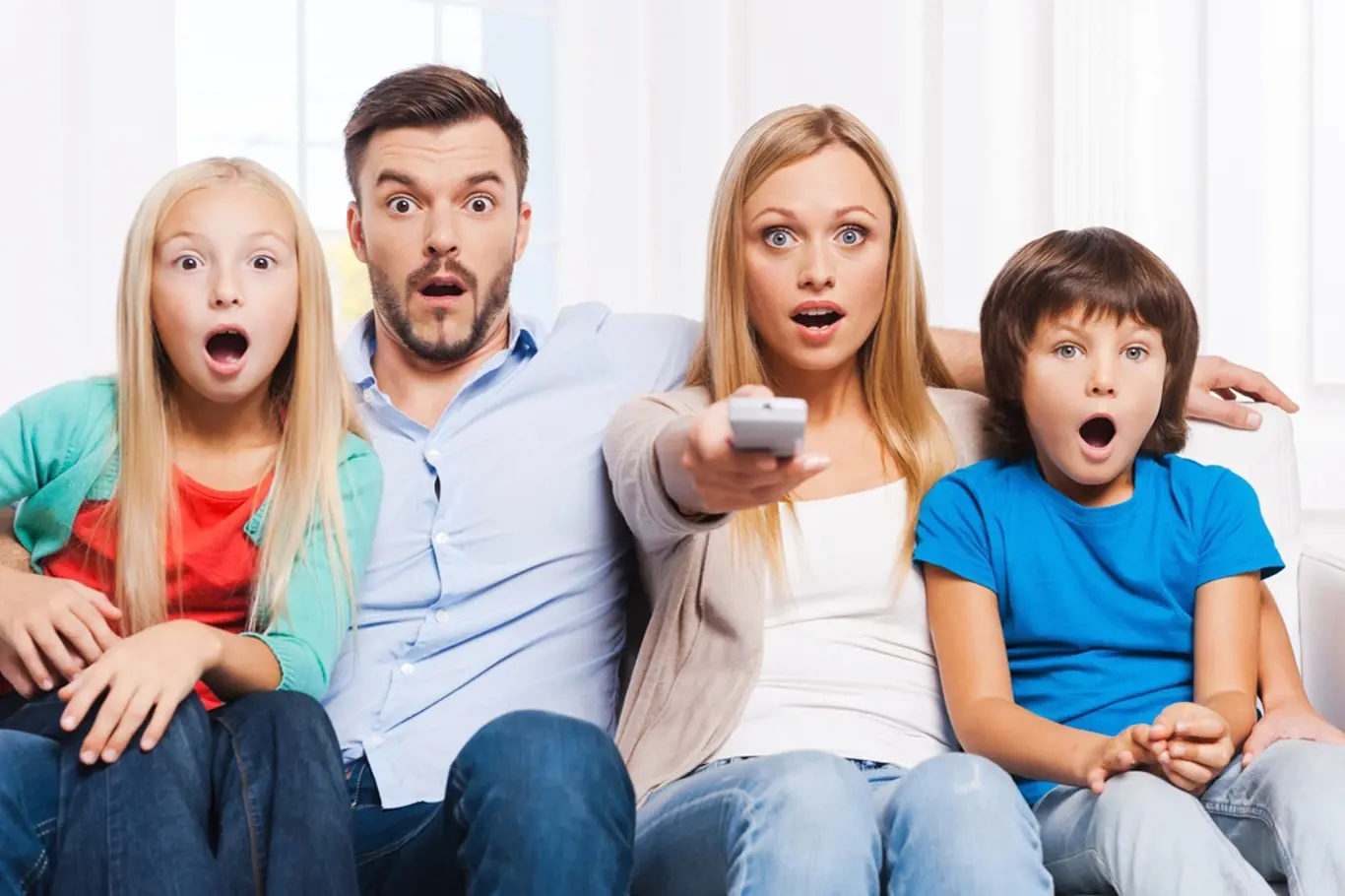 Šokovaná rodina před televizí