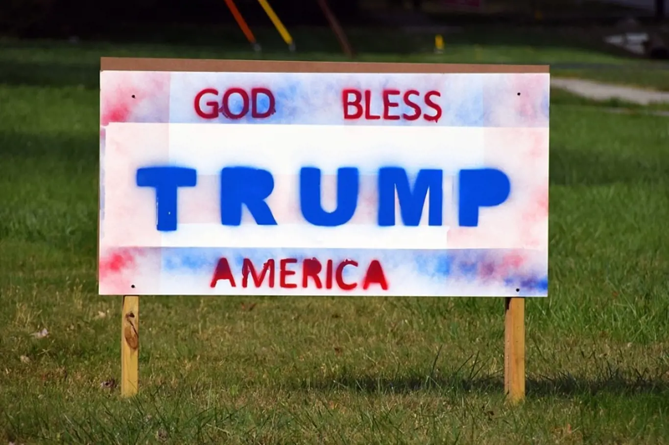 Bůh žehnej Americe i Trumpovi. Ručně vyrobený plakát na podporu Trumpa před volbami ve městě Columbus v Ohiu. 