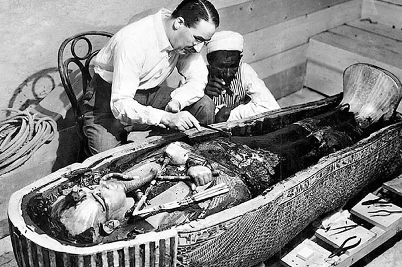 Tutanchamonova hrobka. Anglický archeolog Howard Carter objevil roku 1922 v Údolí králů v Egyptě hrobku faraona Tutanchamona (1333–1323 př. n. l.). Bohatství pokladu výrazně posunulo představy o pohřebních výbavách faraonů.