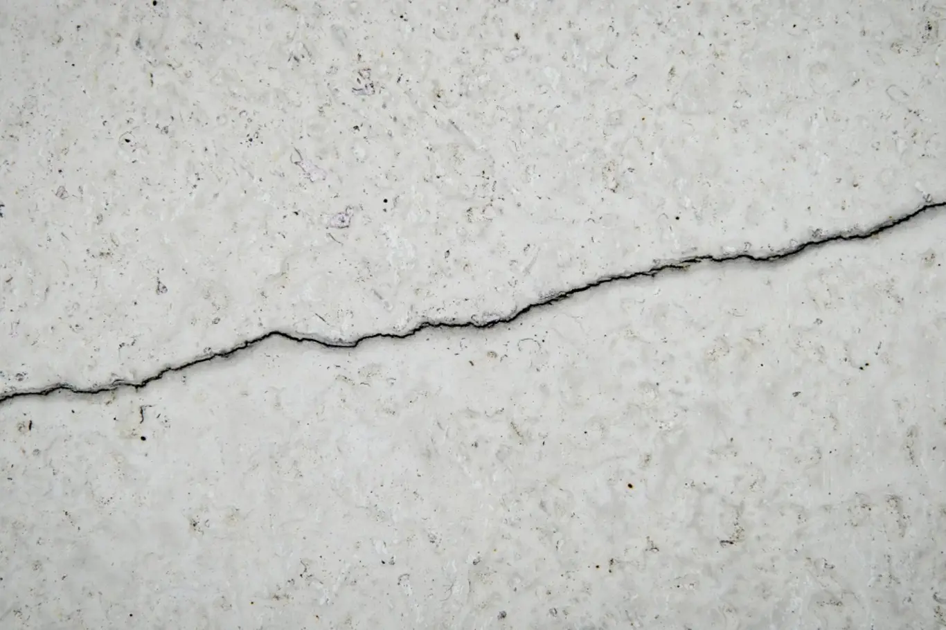 Prasklina v betonu