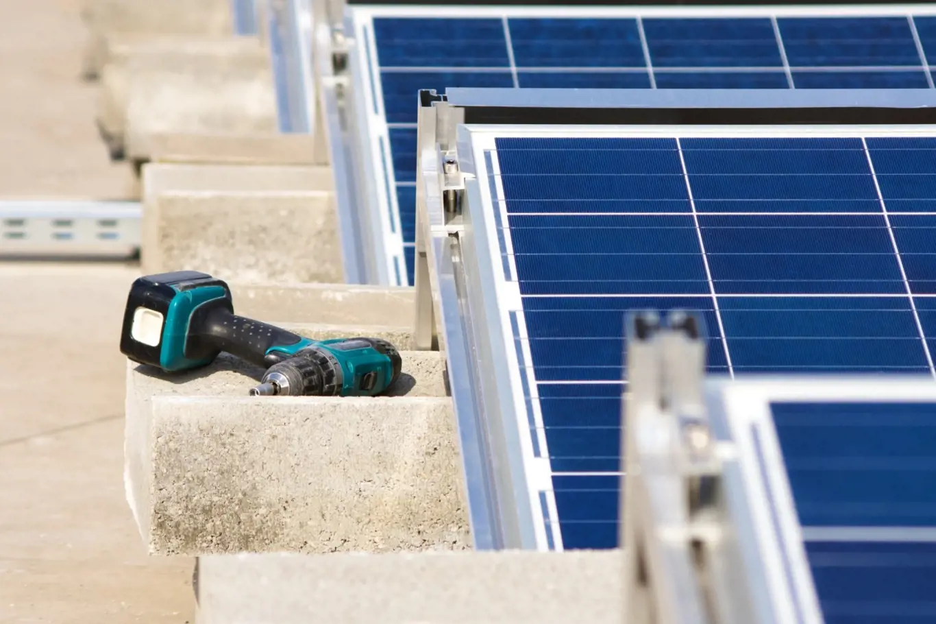 Fotovoltaické panely na ploché střeše se často přitěžují betonovými prvky