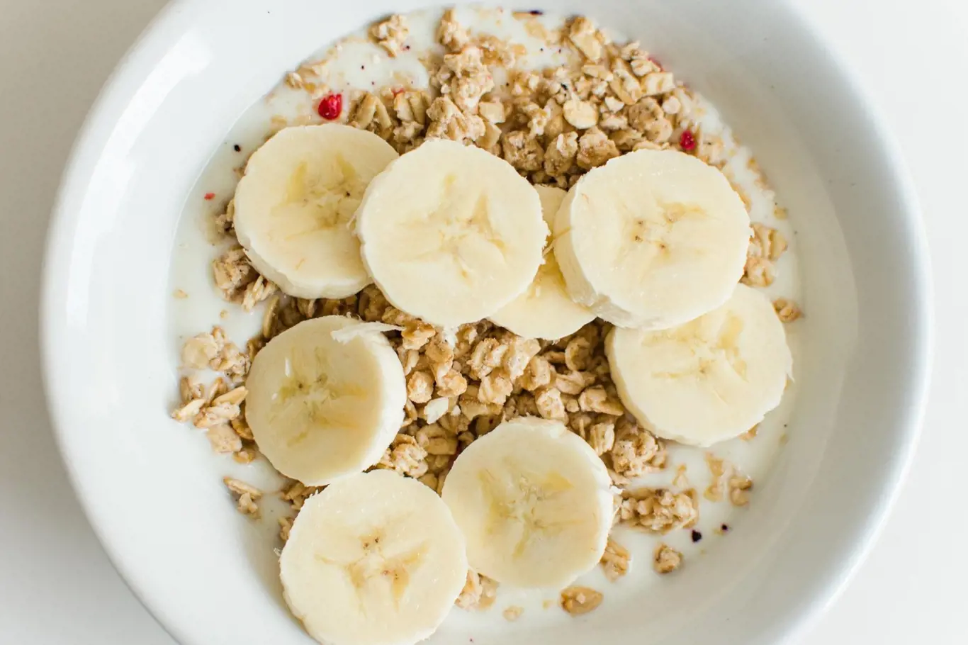 Banány s vločkami a jogurtem k snídani jsou ideální volbou, obsahují totiž spoustu draslíku.