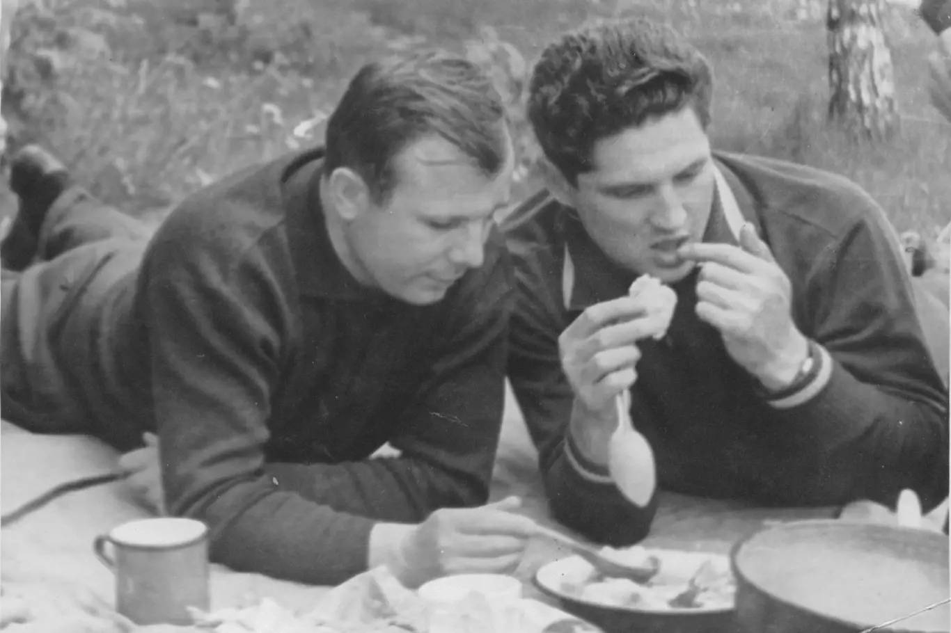 Jurij Gagarin (vlevo) a Boris Volynov (vpravo) na pikniku v Dolgoprudném