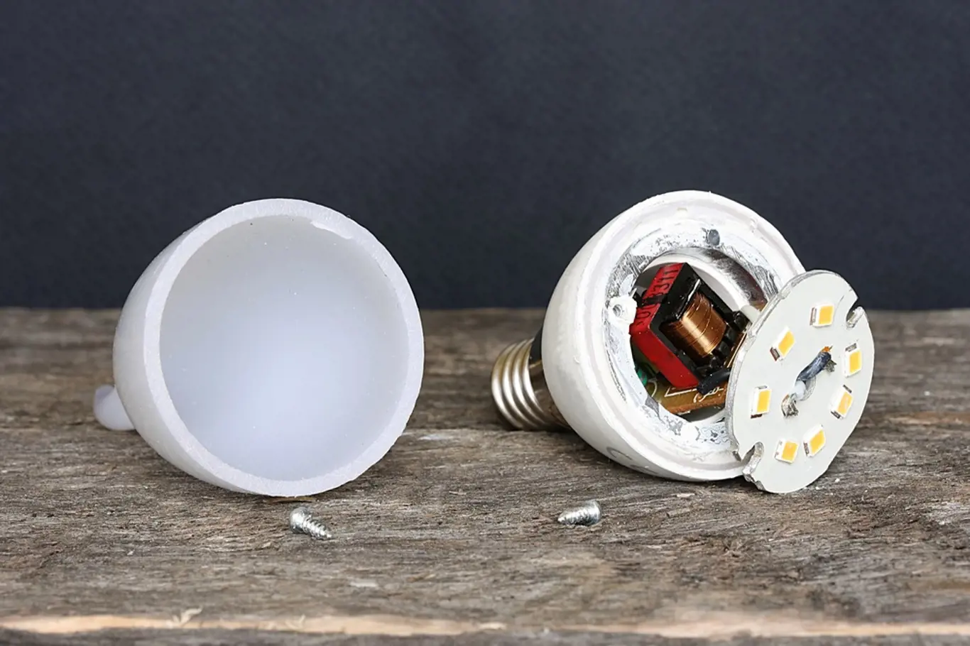 Jak opravit vypálenou LED žárovku