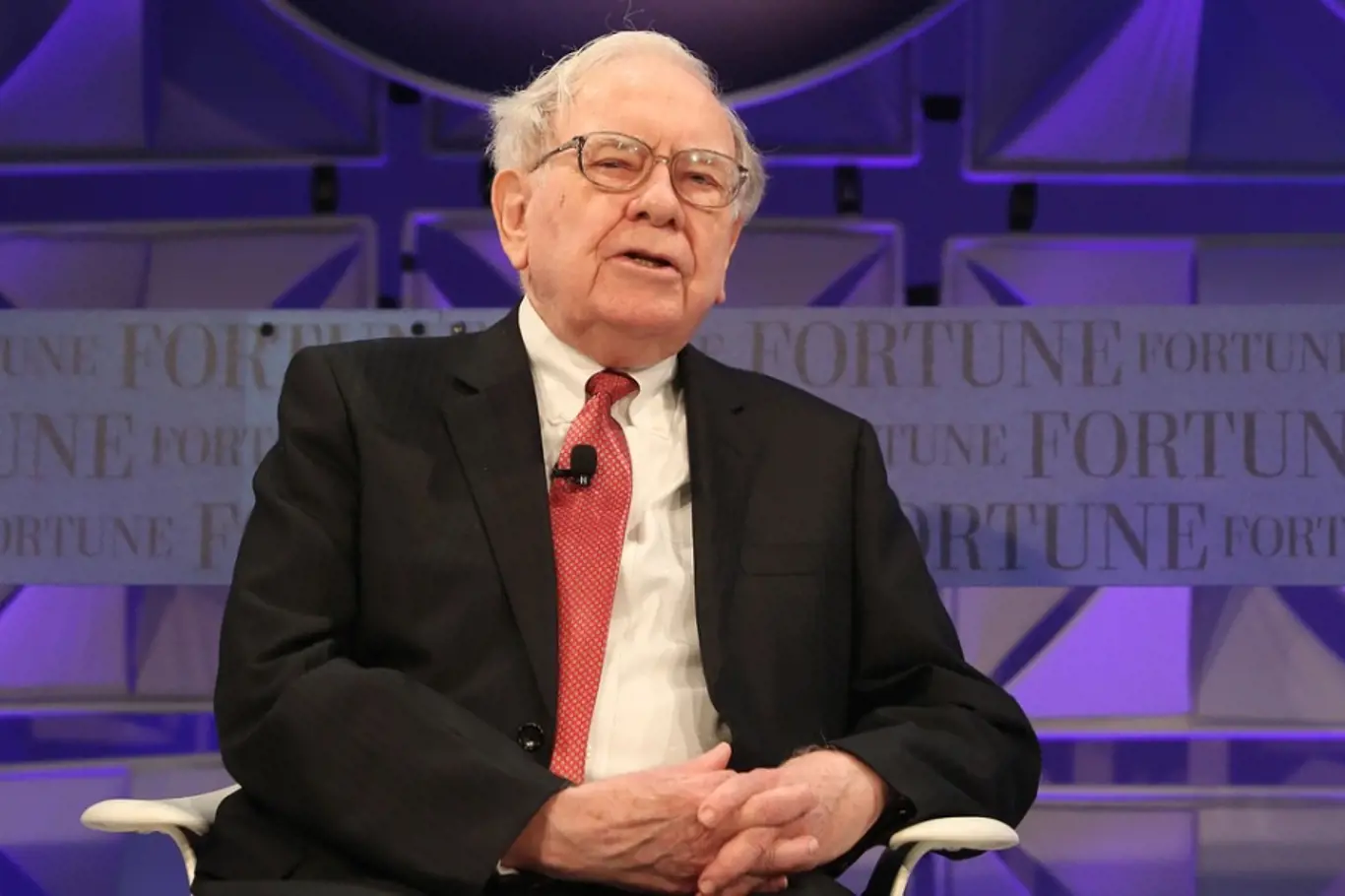 Warren Buffett kritizuje Donalda Trumpa, že nezveřejnil svá daňová přiznání.