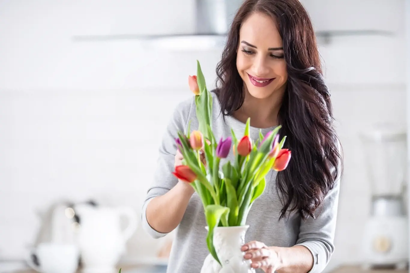 tulipány váza žena