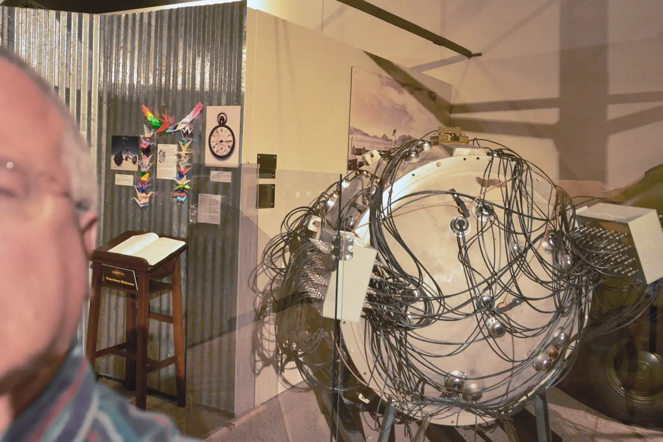 Přesná replika první atomové bomby, která byla odpálena 16. července 1945 v poušti Jornada del Muerto asi 56 km jihovýchodně od města Socorro v Novém Mexiku a prokázala tak koncepci implozního zařízení. Vědci mu v té době přezdívali "Gadget", místo aby použili slovo bomba. Replika se nachází v Národním muzeu jaderné vědy a historie, které se nachází poblíž letecké základny Kirtland v Albuquerque v Novém Mexiku.