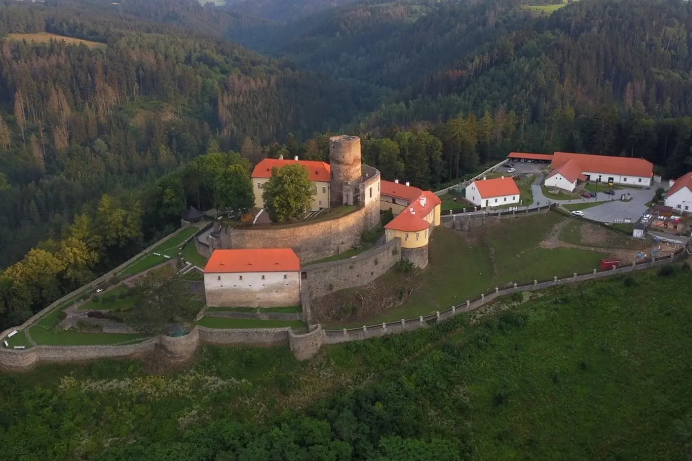 Lesy obklopený záhadný hrad Svojanov na Svitavsku