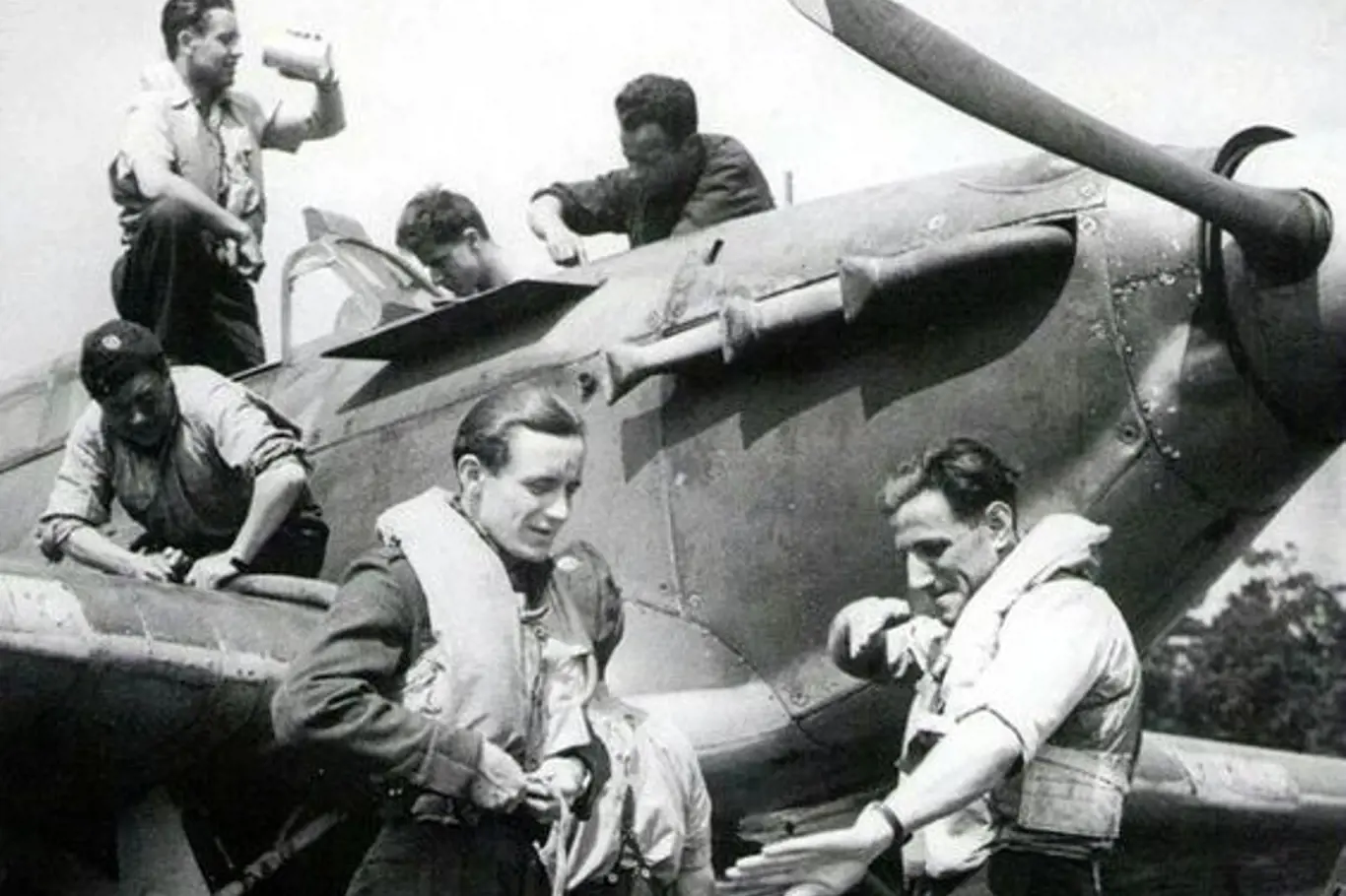 Leopold Šrom (vpravo) popisuje vzdušný souboj Františku Burdovi