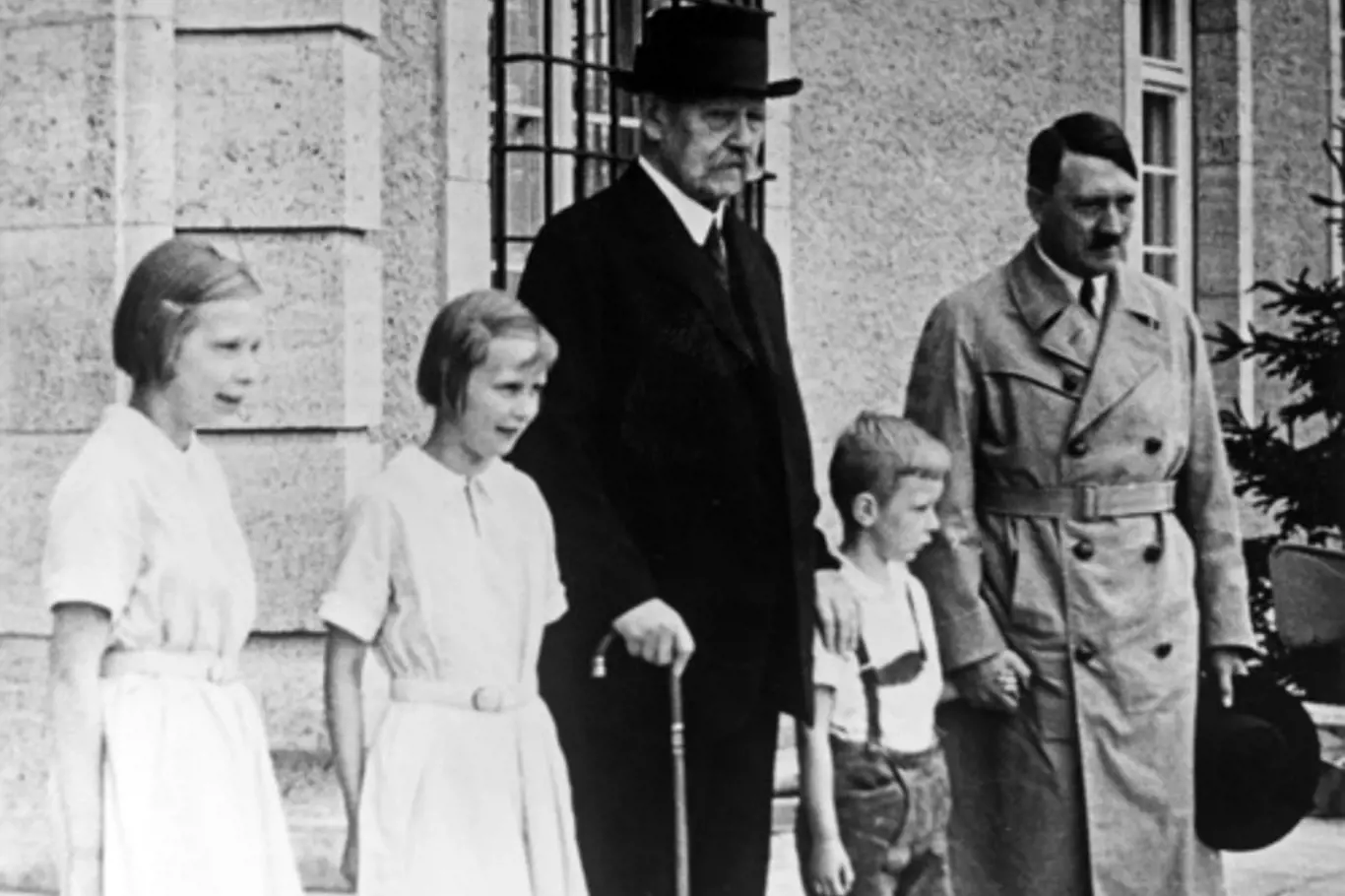 Hitler ke svým sourozencům neměl moc blízko. Na snímku Adolf Hitler a Paul von Hindenburg s vnoučaty (ilustrační foto)